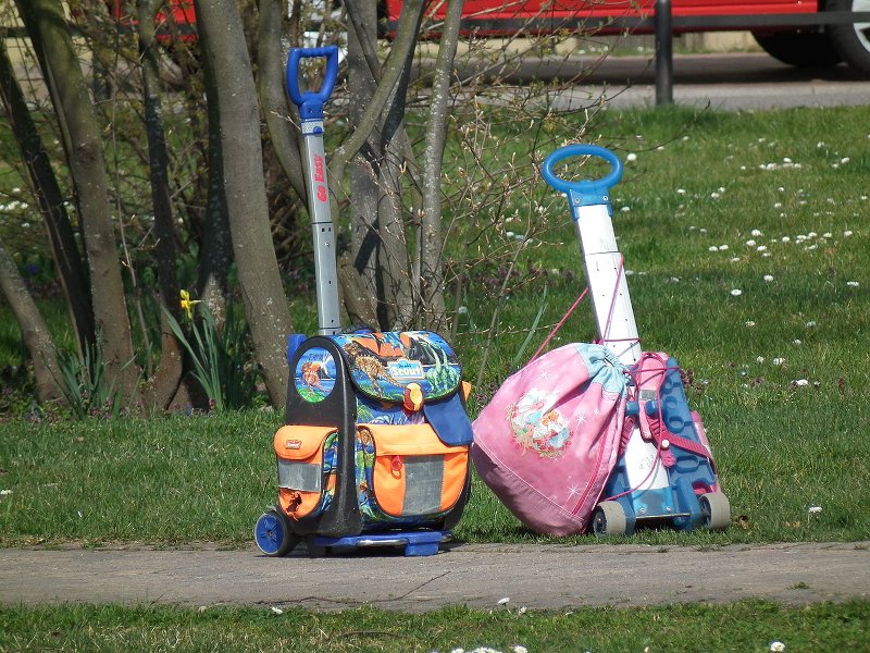 Trolleys belasten einseitig und können deshalb Haltungsschäden verursachen (c) By 4028mdk09, Lizenz CC BY-SA 3.0, via Wikimedia Commons