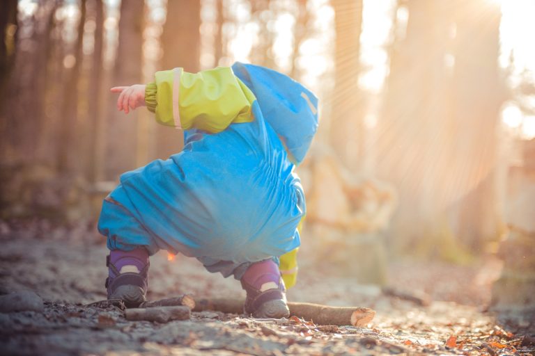 Sportspiele mit Kindern im Wald